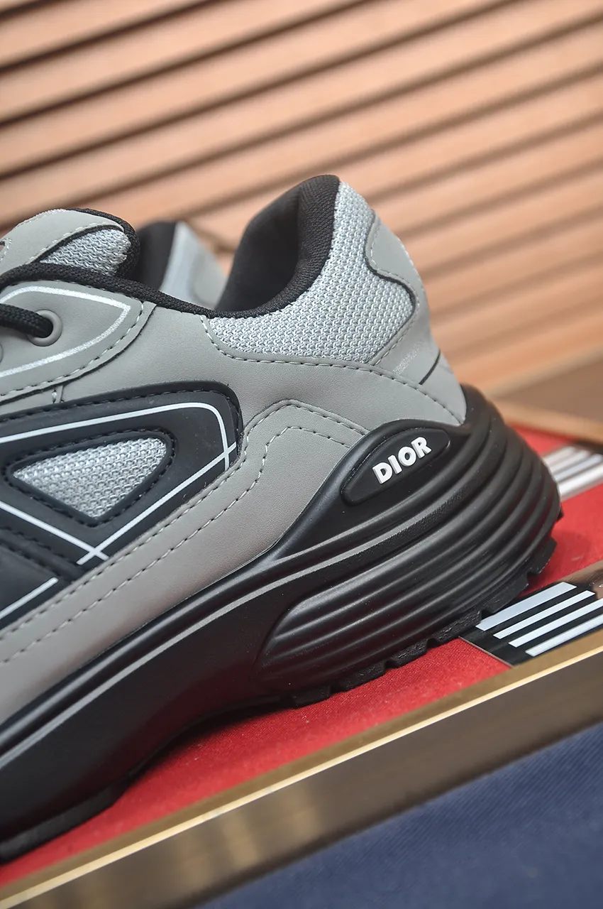 Men's men's shoes 💰: 500💶 (top original order) Brand: Dior (Dior) Standard code: Men's code 38-44 (45 customized) Grade: Same as the official website Material: Top original cowhide spliced ​​together Original wear-resistant and lightweight outsole Style category: Fashionable casual shoes Distinguished luxury brand elements top luxury Color: Actual picture color